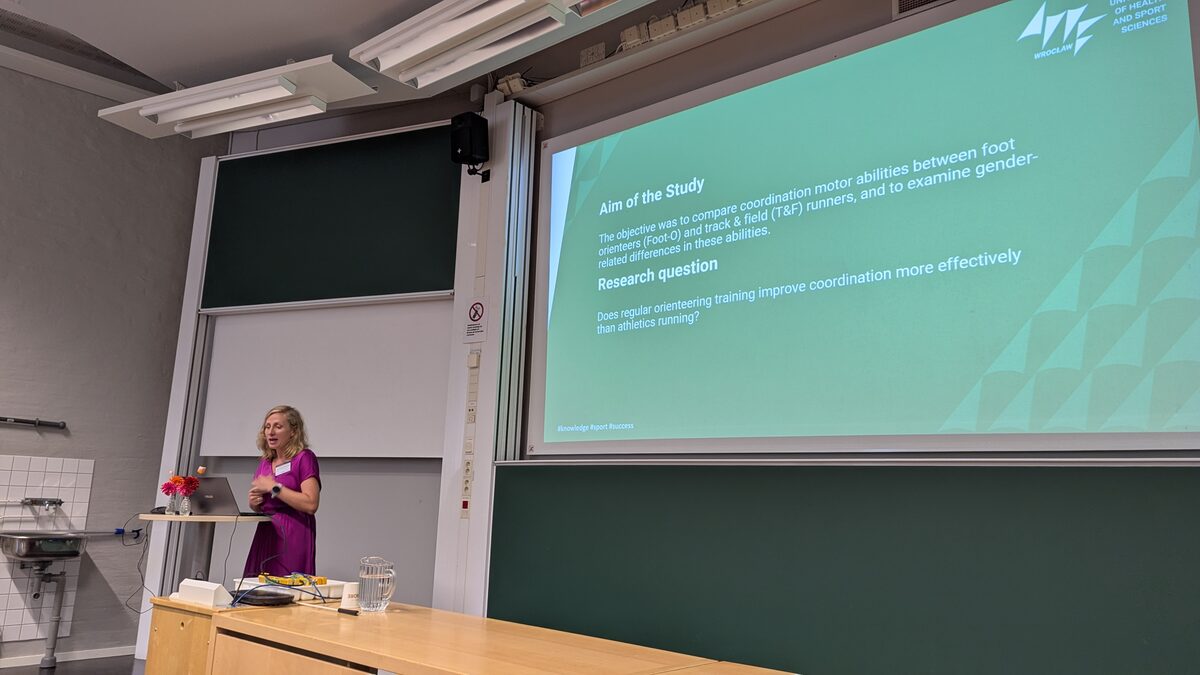 A speaker presenting research on coordination motor abilities