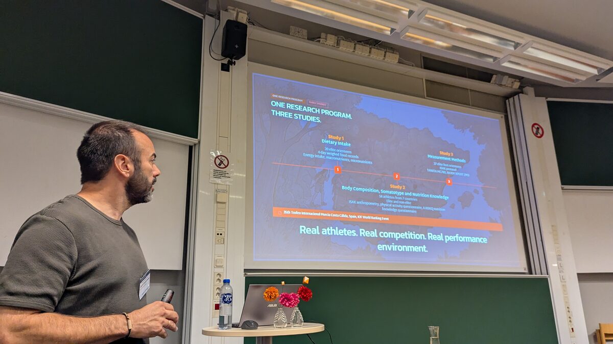 A speaker presenting nutrition research about elite orienteering athletes