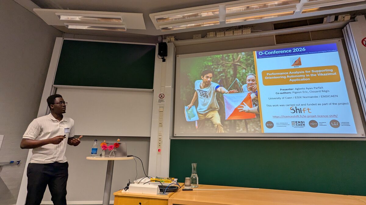 A speaker presenting performance analysis for the Vikazimut app